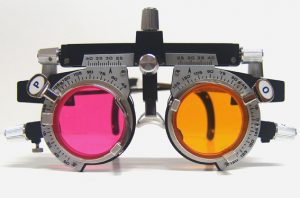 lentes para daltonismo, para la valoracion del color, montados en un aro de metal, para poderlos probar tras haber realizado la graduacion de la vista y valorar si son ventajosos o no con diferentes pruebas de valoracion de la vision del color.