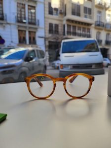 cristales de prisma montados en gafa para suprimir la vision doble. Optica y Optometria Real Valencia, Calle cirilo Amorós 22 Valencia