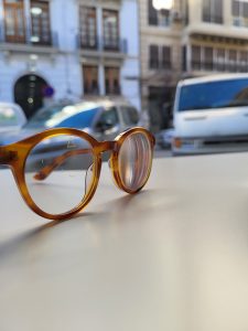 Gafa con prisma para evitar la visión doble, adaptamos gafas con lentes prismáticas en valencia